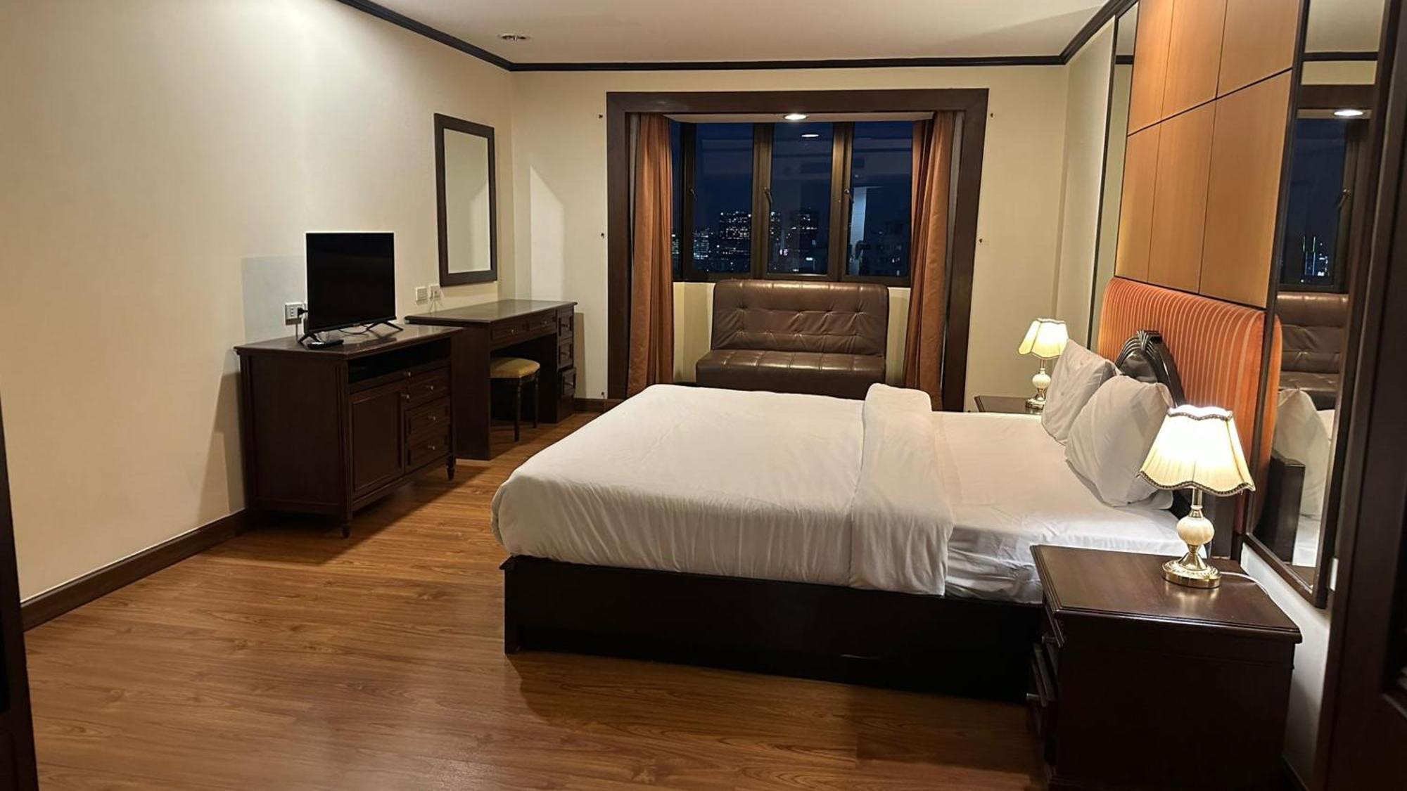 Affordable Serviced Apartments In Nana Omni Tower - Prime Sukhumvit Location 방콕 외부 사진