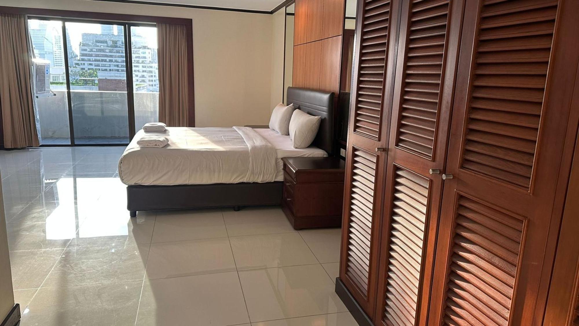 Affordable Serviced Apartments In Nana Omni Tower - Prime Sukhumvit Location 방콕 외부 사진