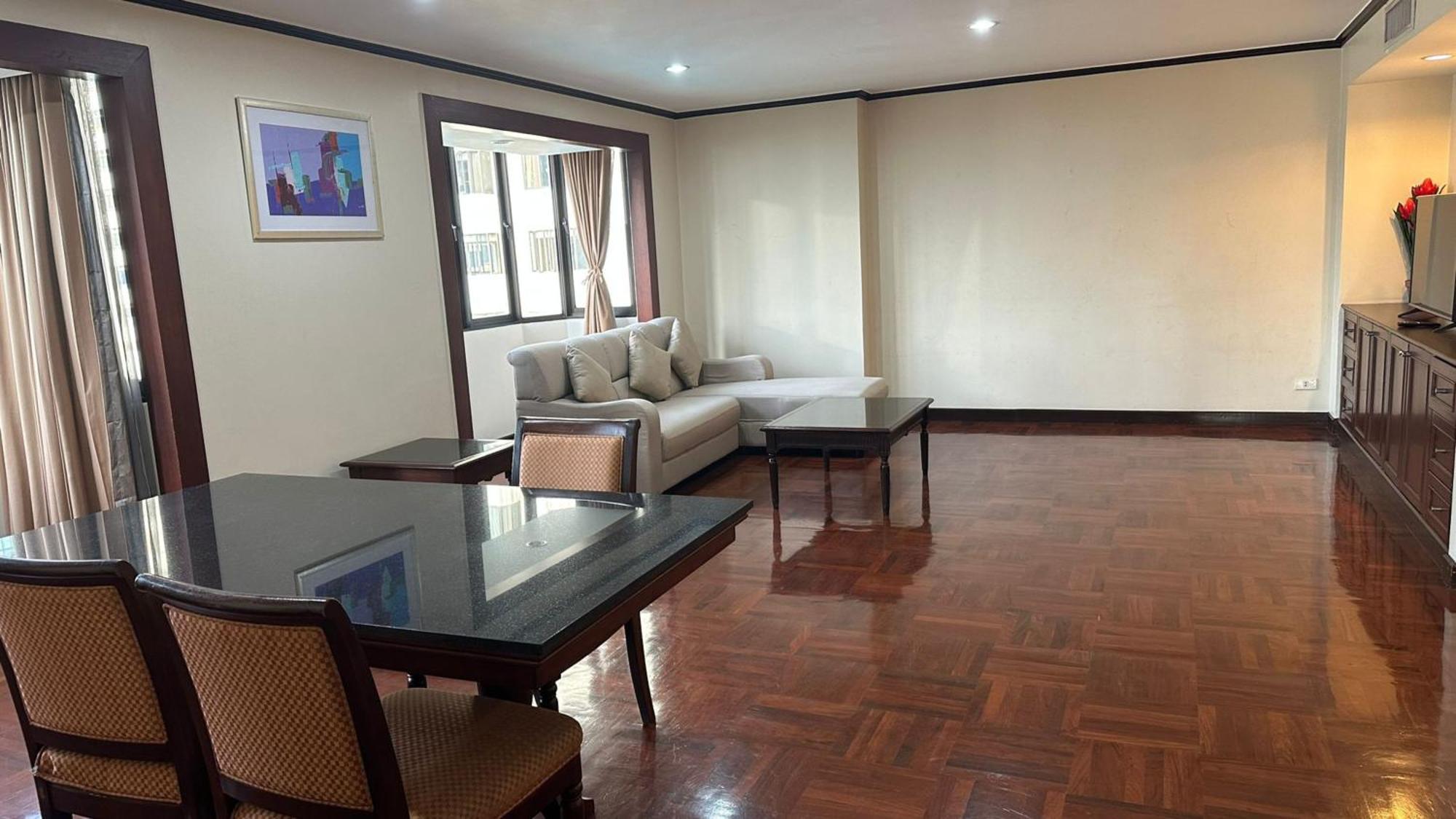 Affordable Serviced Apartments In Nana Omni Tower - Prime Sukhumvit Location 방콕 외부 사진
