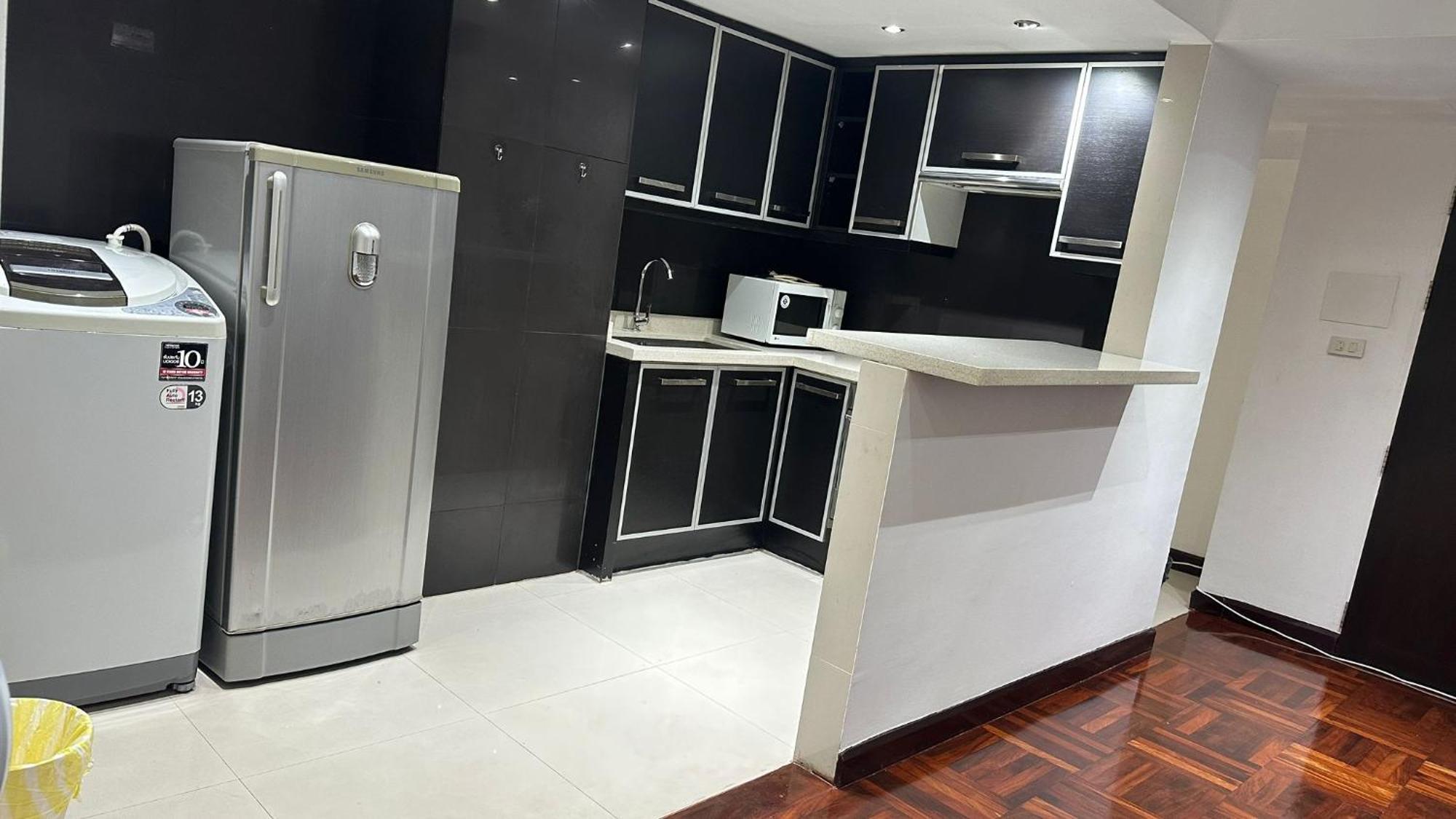 Affordable Serviced Apartments In Nana Omni Tower - Prime Sukhumvit Location 방콕 외부 사진