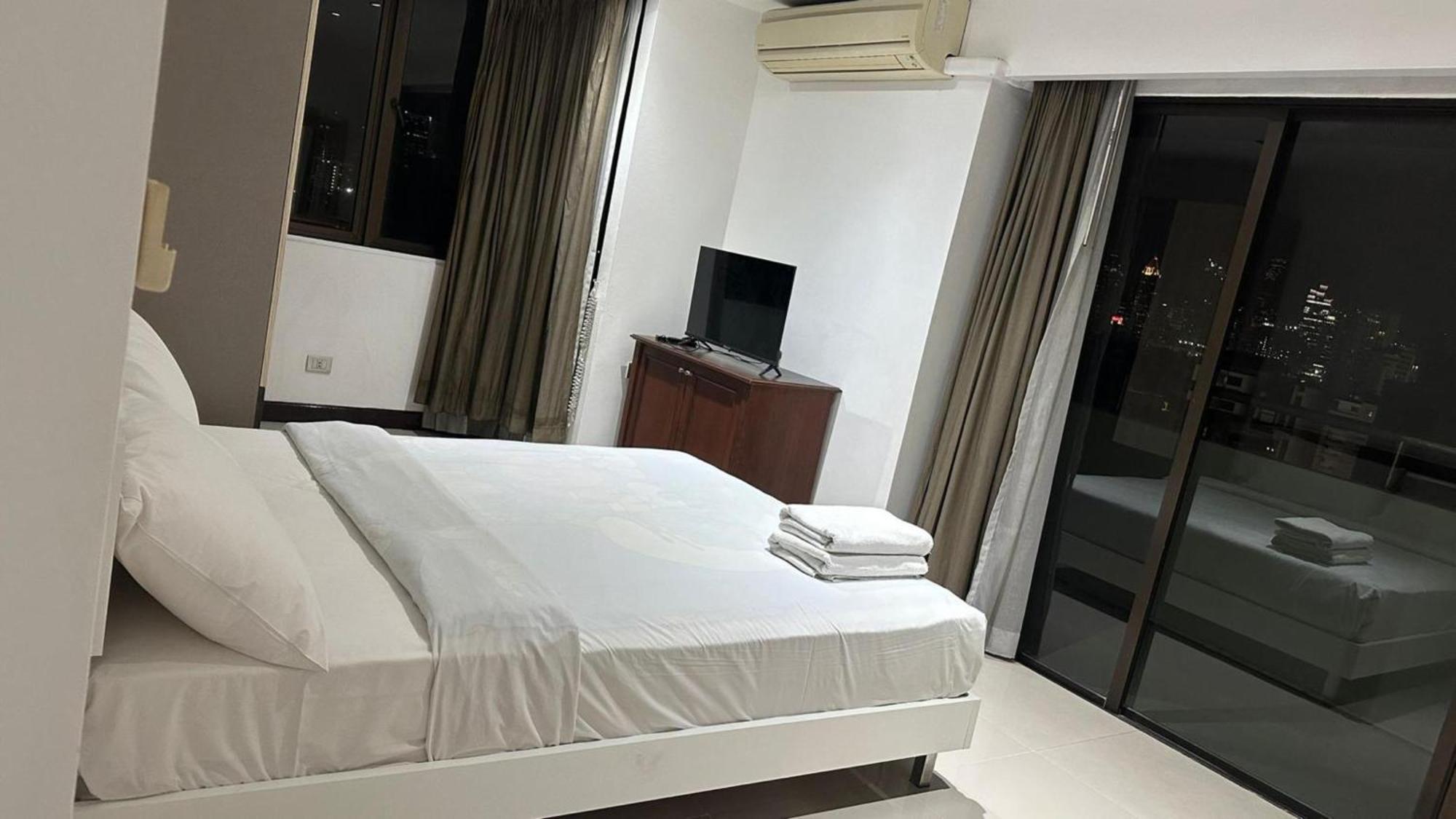 Affordable Serviced Apartments In Nana Omni Tower - Prime Sukhumvit Location 방콕 외부 사진