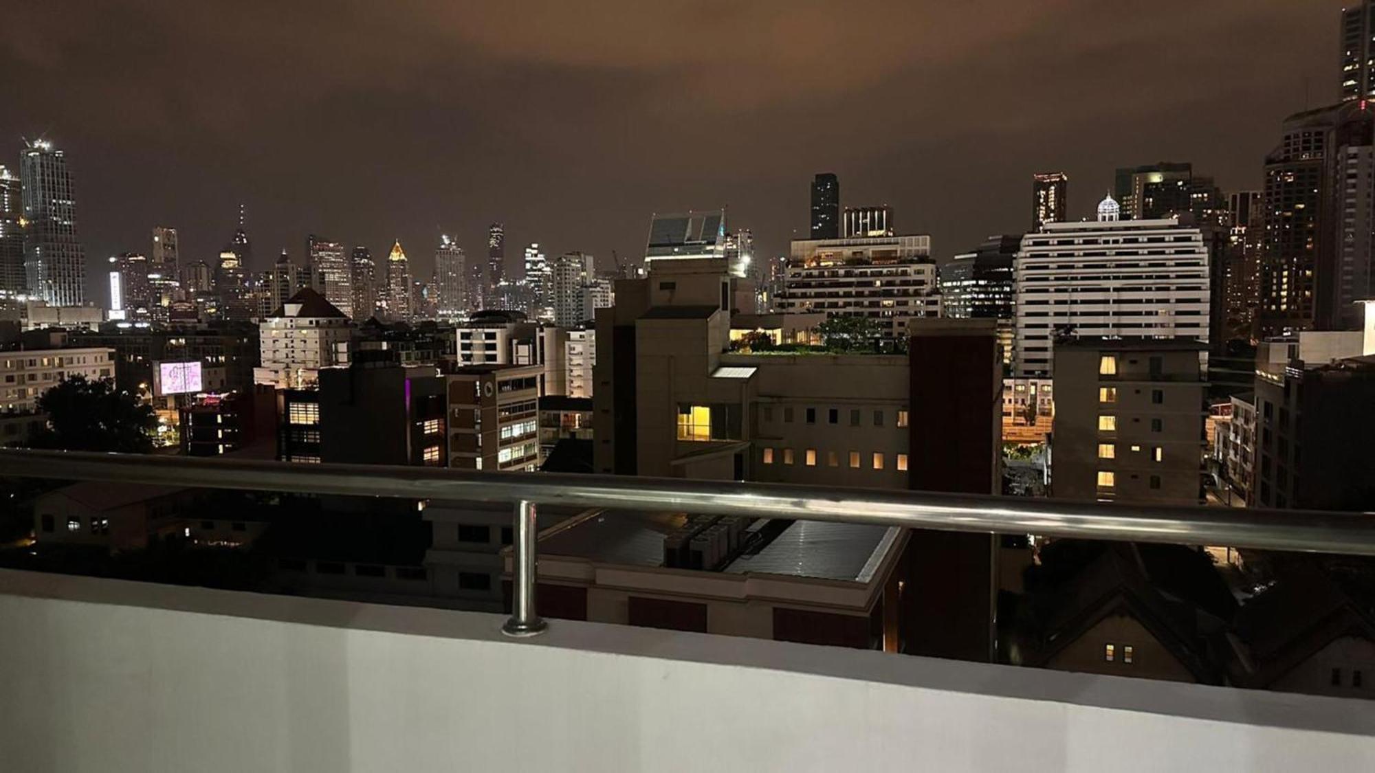Affordable Serviced Apartments In Nana Omni Tower - Prime Sukhumvit Location 방콕 외부 사진