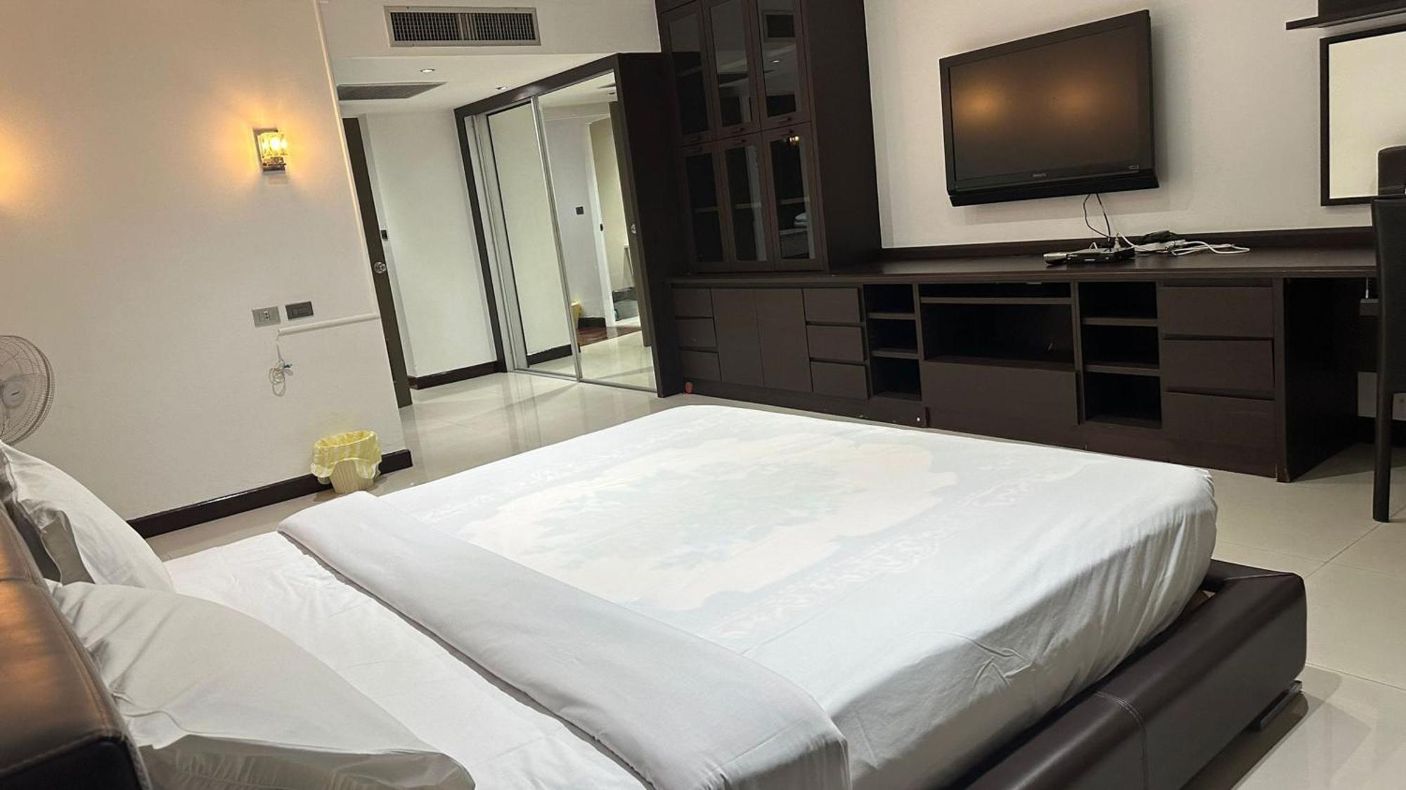 Affordable Serviced Apartments In Nana Omni Tower - Prime Sukhumvit Location 방콕 외부 사진