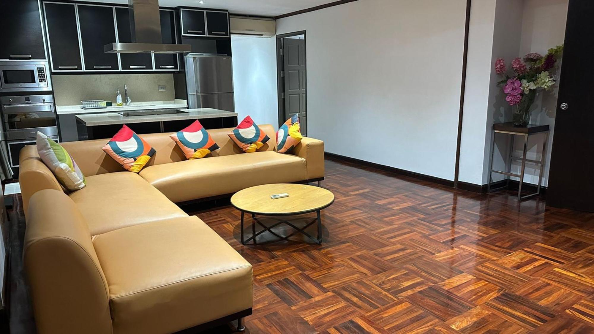 Affordable Serviced Apartments In Nana Omni Tower - Prime Sukhumvit Location 방콕 외부 사진