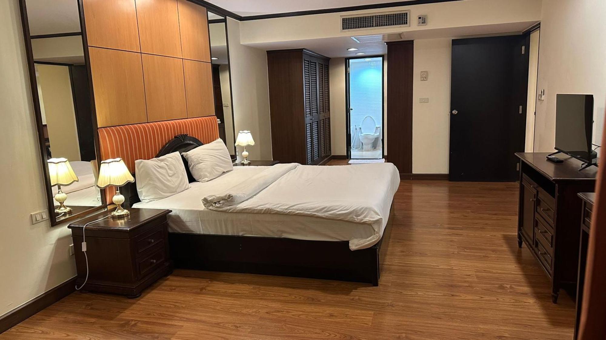 Affordable Serviced Apartments In Nana Omni Tower - Prime Sukhumvit Location 방콕 외부 사진
