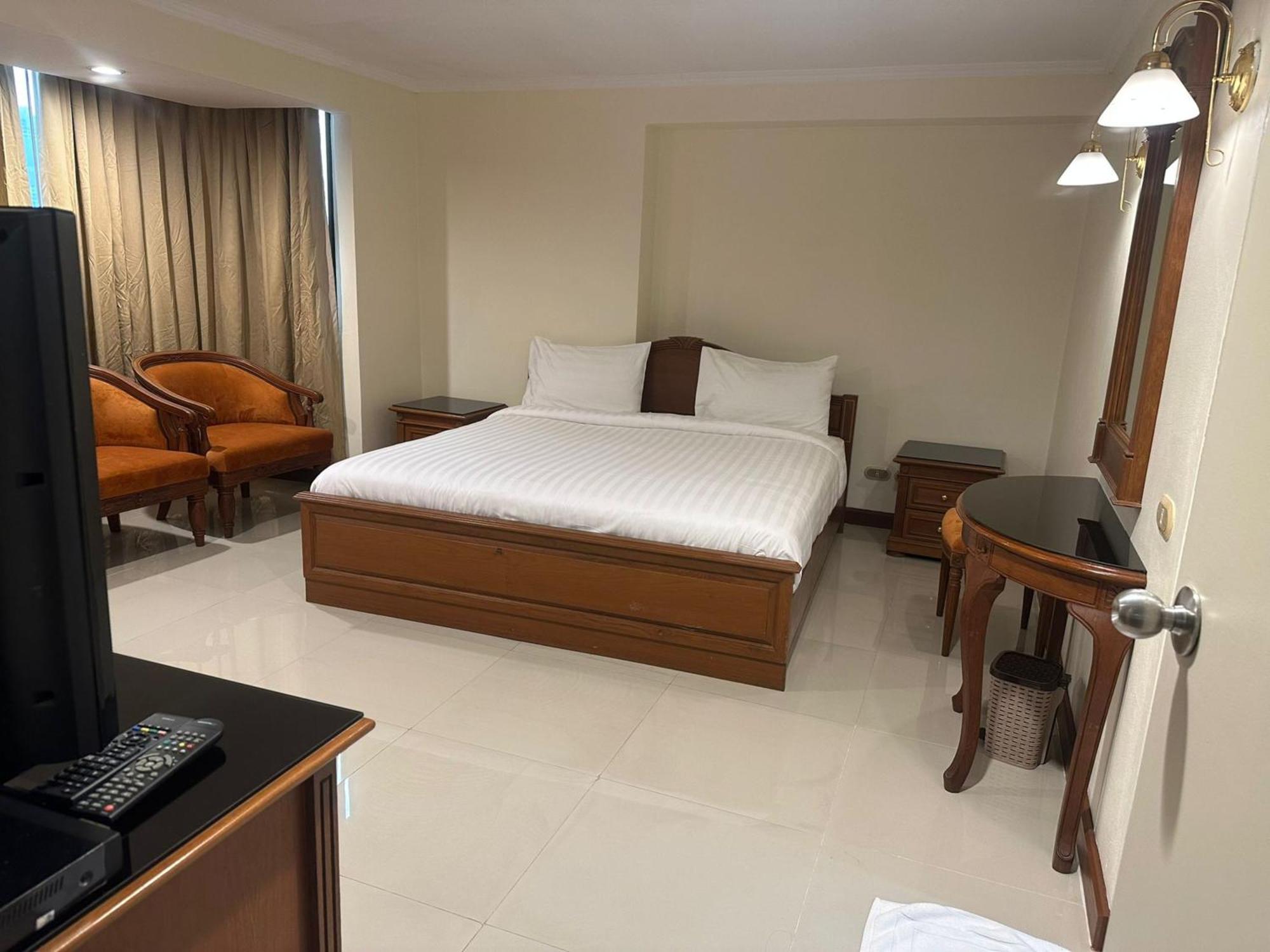 Affordable Serviced Apartments In Nana Omni Tower - Prime Sukhumvit Location 방콕 외부 사진