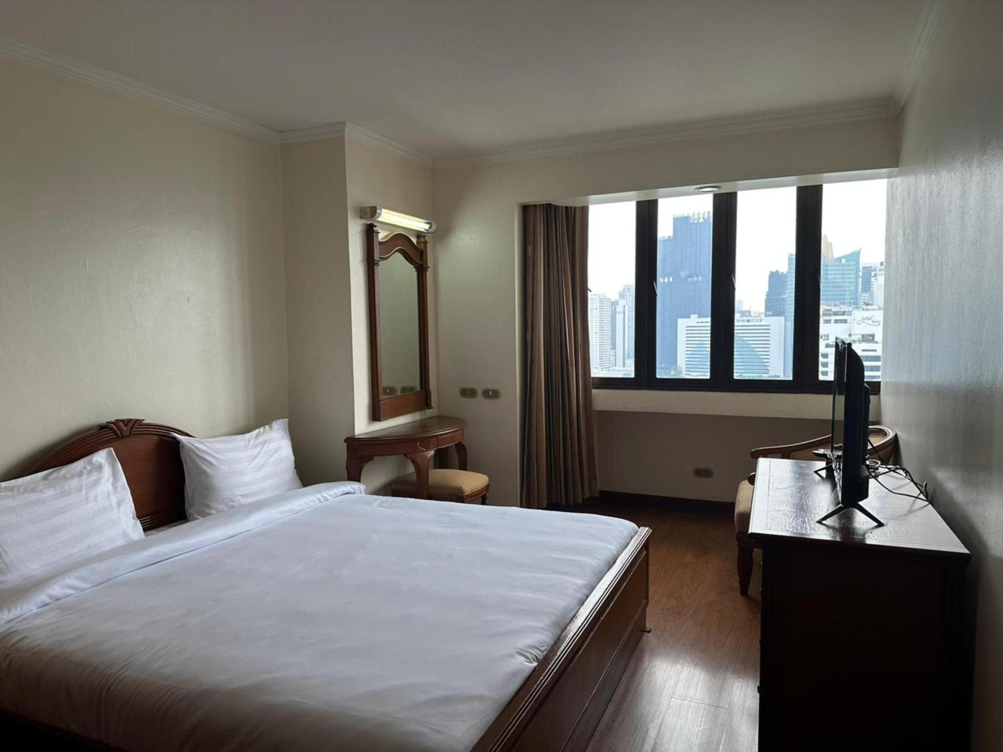 Affordable Serviced Apartments In Nana Omni Tower - Prime Sukhumvit Location 방콕 외부 사진