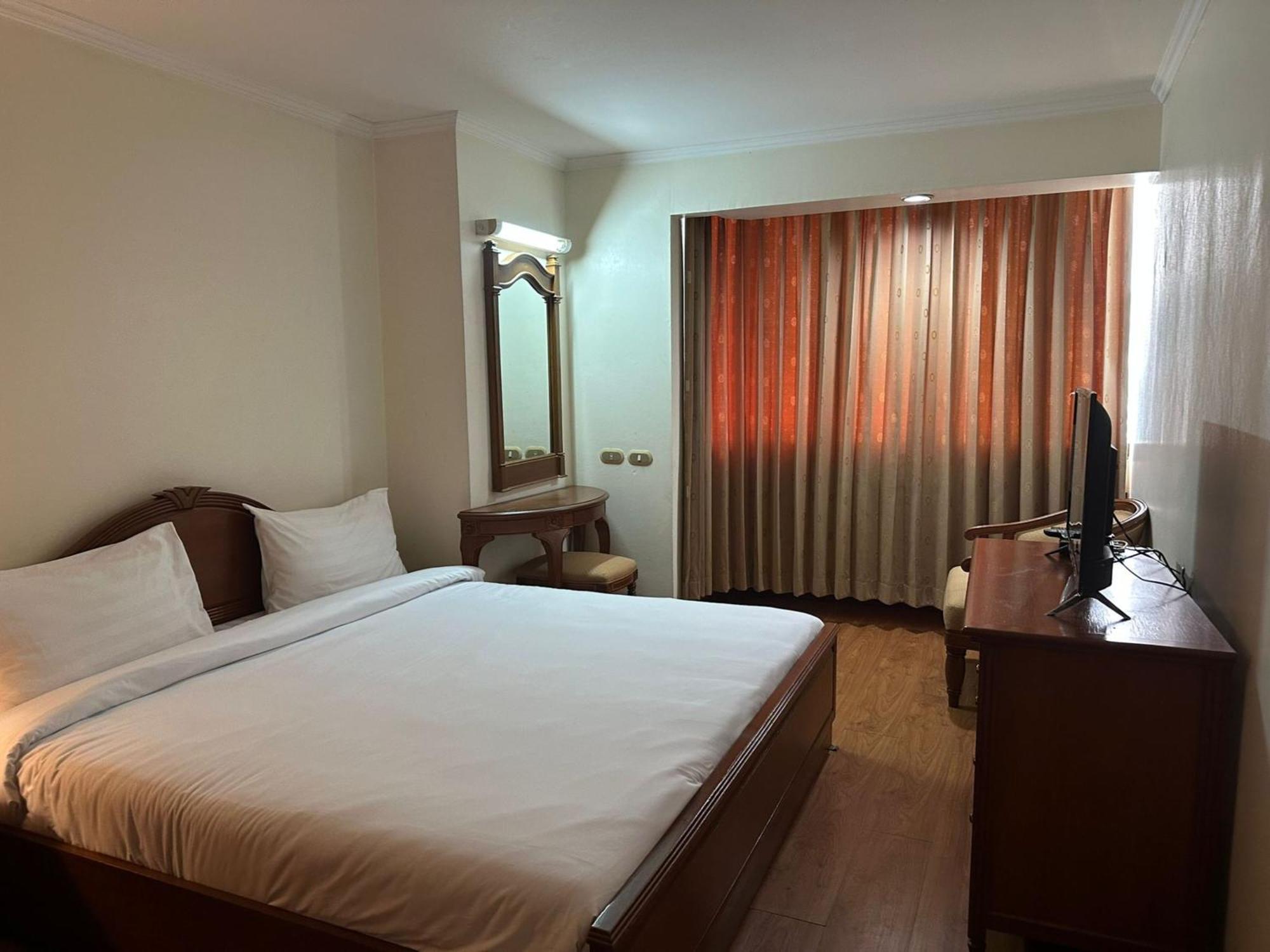 Affordable Serviced Apartments In Nana Omni Tower - Prime Sukhumvit Location 방콕 외부 사진