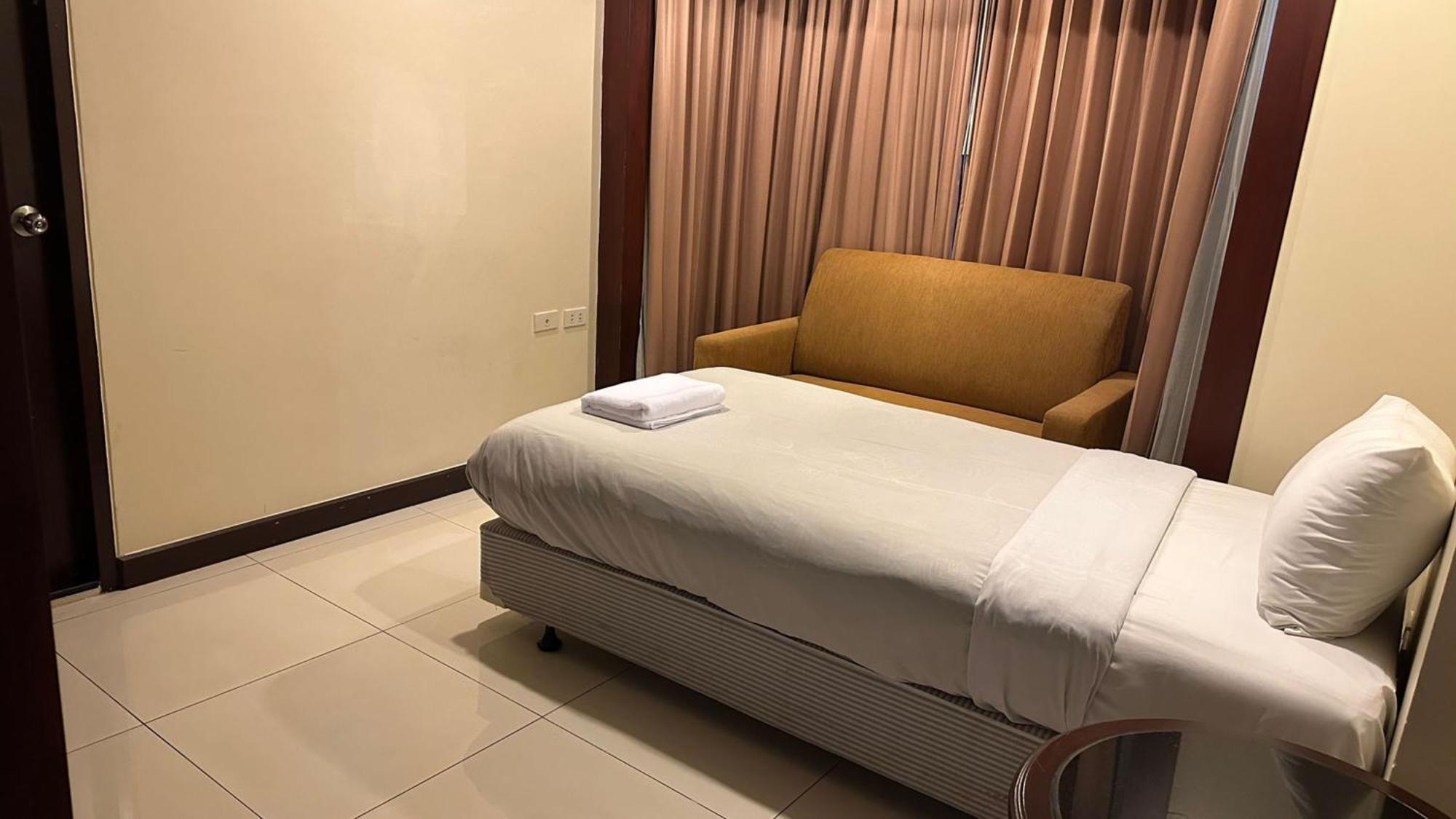 Affordable Serviced Apartments In Nana Omni Tower - Prime Sukhumvit Location 방콕 외부 사진