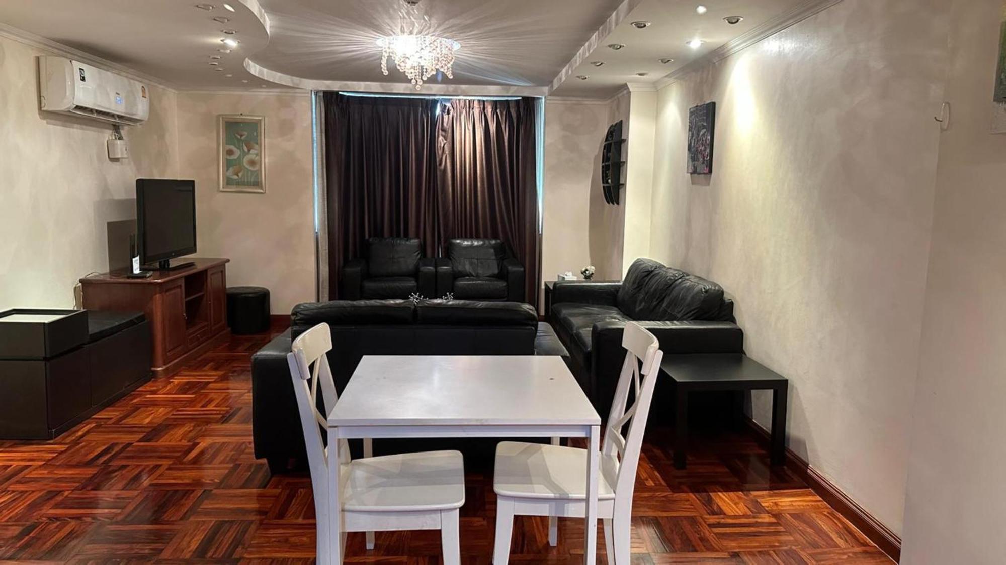 Affordable Serviced Apartments In Nana Omni Tower - Prime Sukhumvit Location 방콕 외부 사진