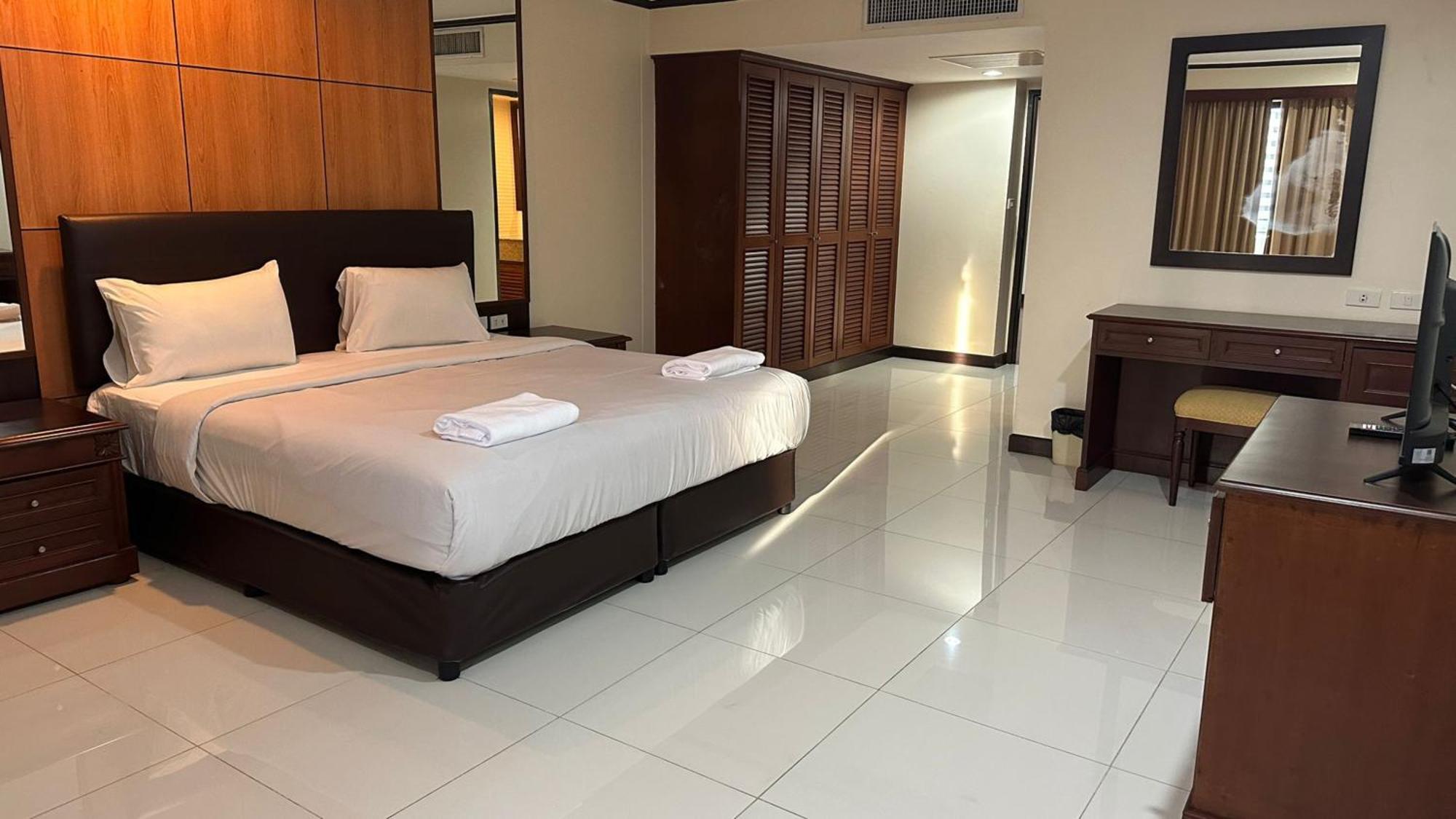 Affordable Serviced Apartments In Nana Omni Tower - Prime Sukhumvit Location 방콕 외부 사진
