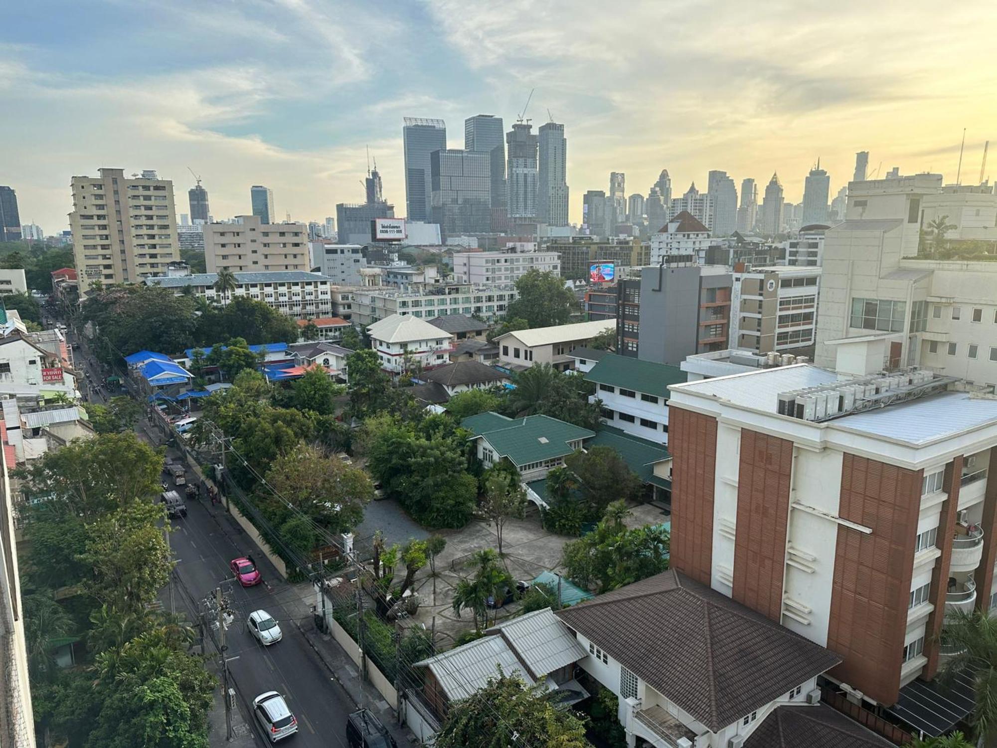 Affordable Serviced Apartments In Nana Omni Tower - Prime Sukhumvit Location 방콕 외부 사진