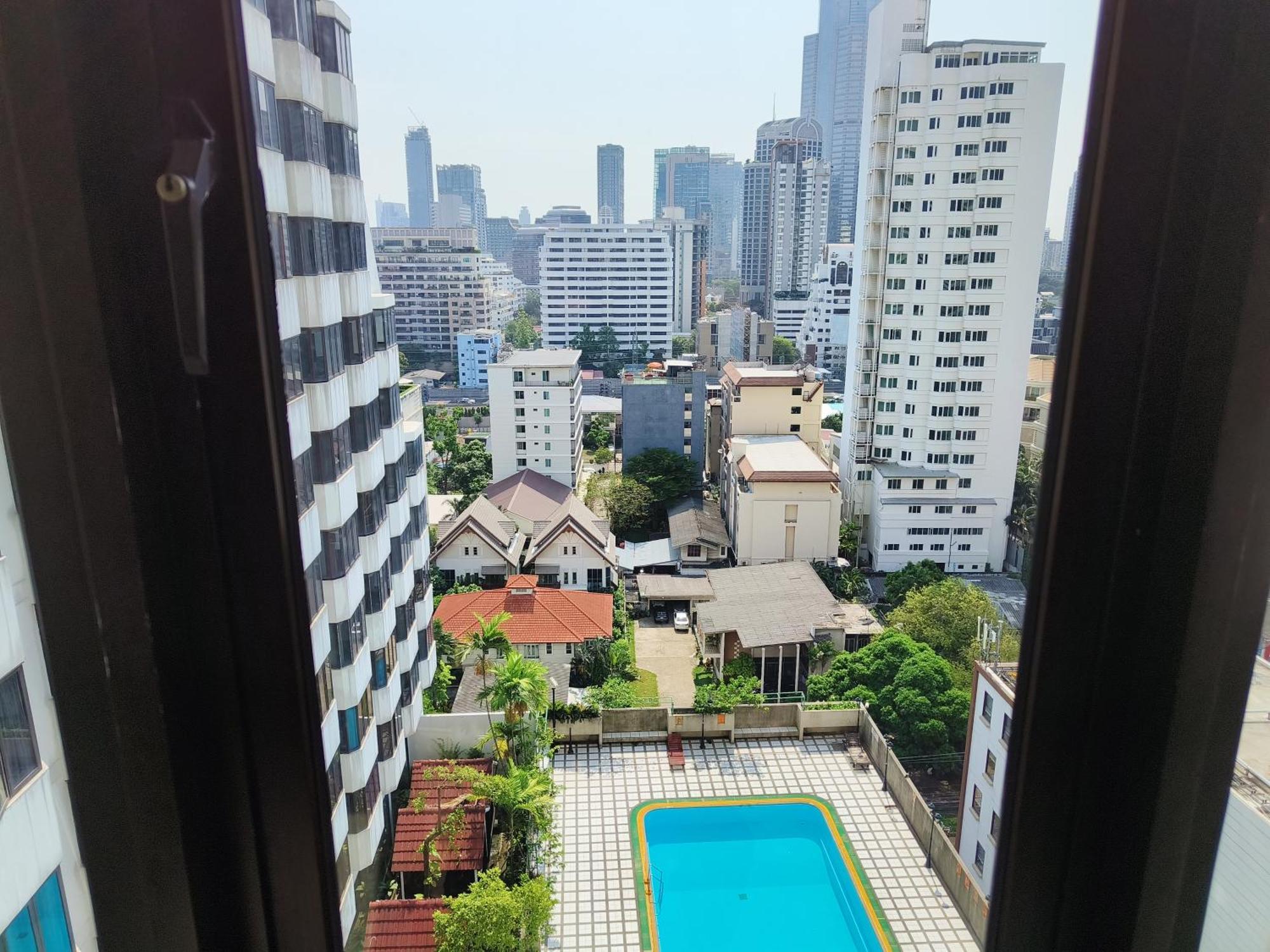 Affordable Serviced Apartments In Nana Omni Tower - Prime Sukhumvit Location 방콕 외부 사진