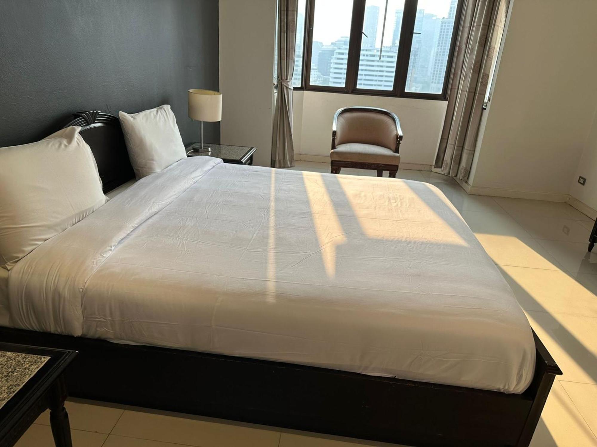 Affordable Serviced Apartments In Nana Omni Tower - Prime Sukhumvit Location 방콕 외부 사진