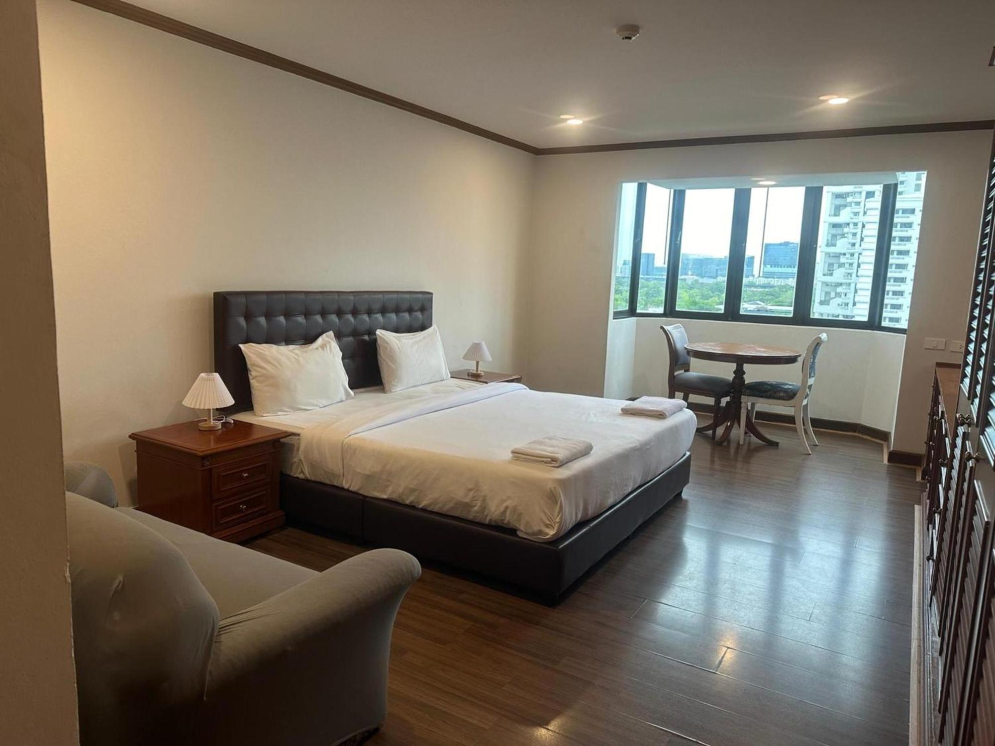 Affordable Serviced Apartments In Nana Omni Tower - Prime Sukhumvit Location 방콕 외부 사진