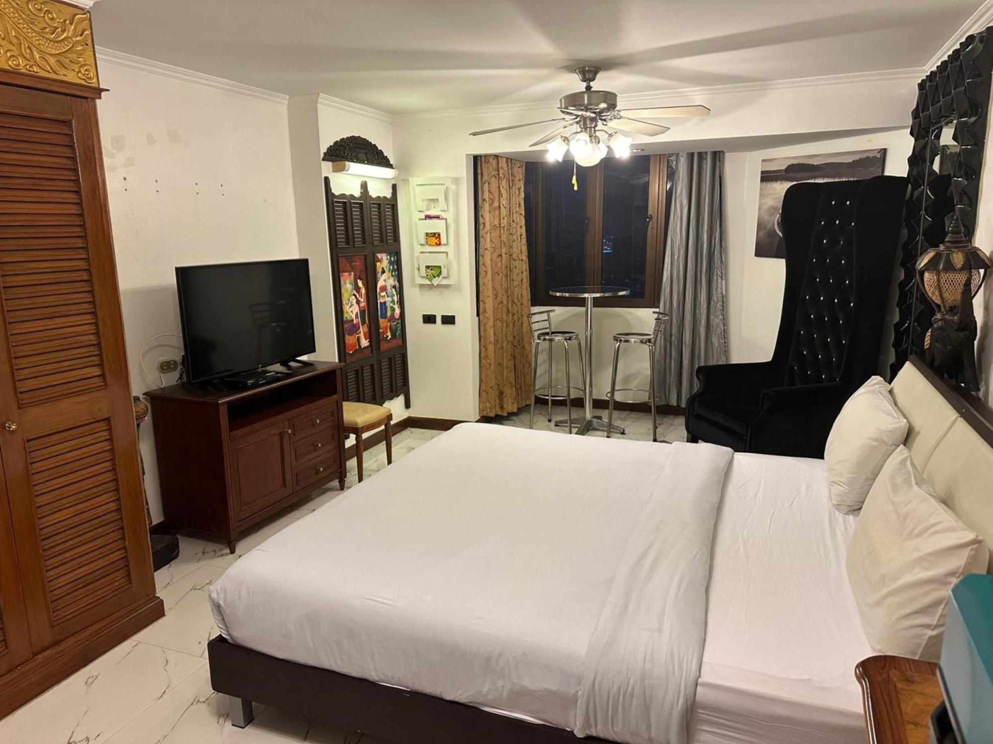 Affordable Serviced Apartments In Nana Omni Tower - Prime Sukhumvit Location 방콕 외부 사진