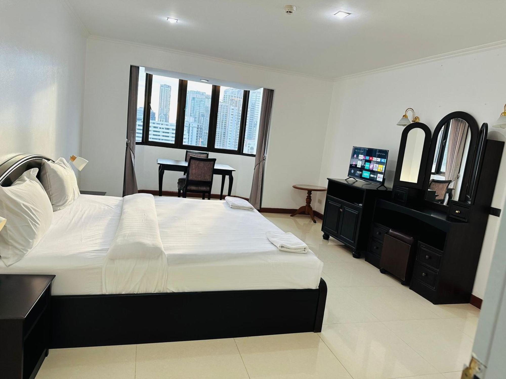 Affordable Serviced Apartments In Nana Omni Tower - Prime Sukhumvit Location 방콕 외부 사진
