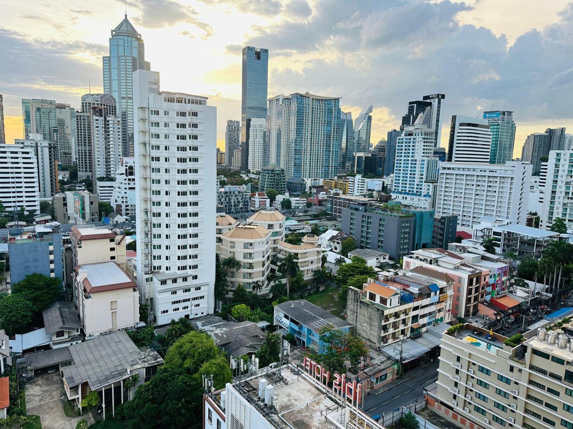 Affordable Serviced Apartments In Nana Omni Tower - Prime Sukhumvit Location 방콕 외부 사진