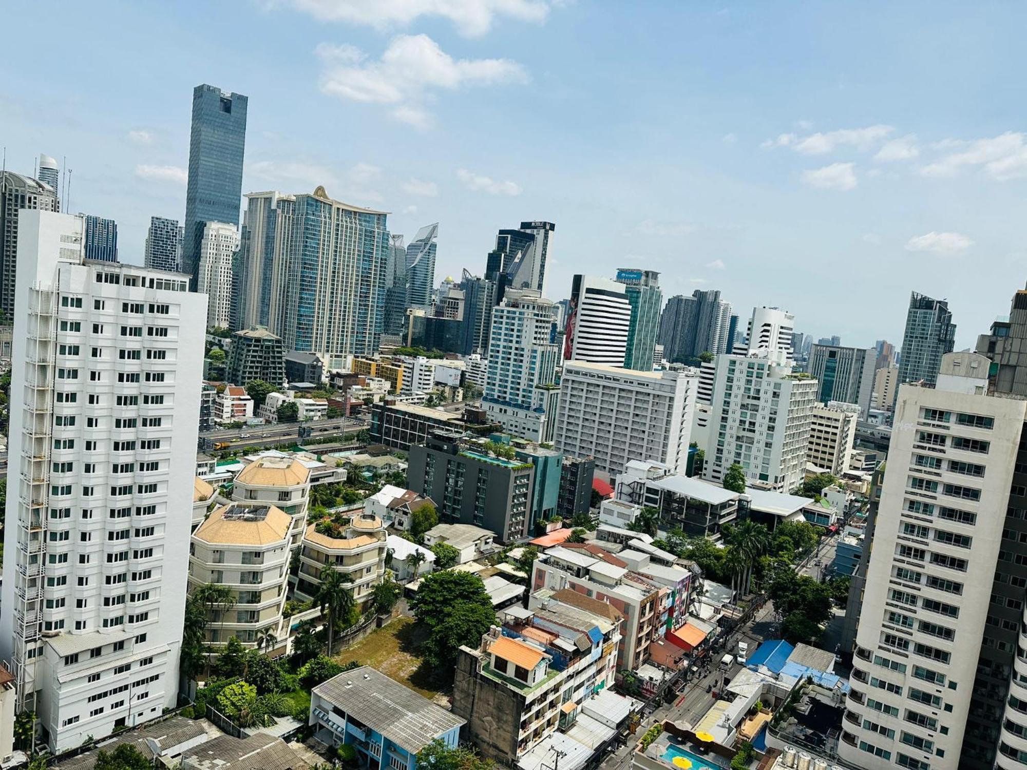 Affordable Serviced Apartments In Nana Omni Tower - Prime Sukhumvit Location 방콕 외부 사진