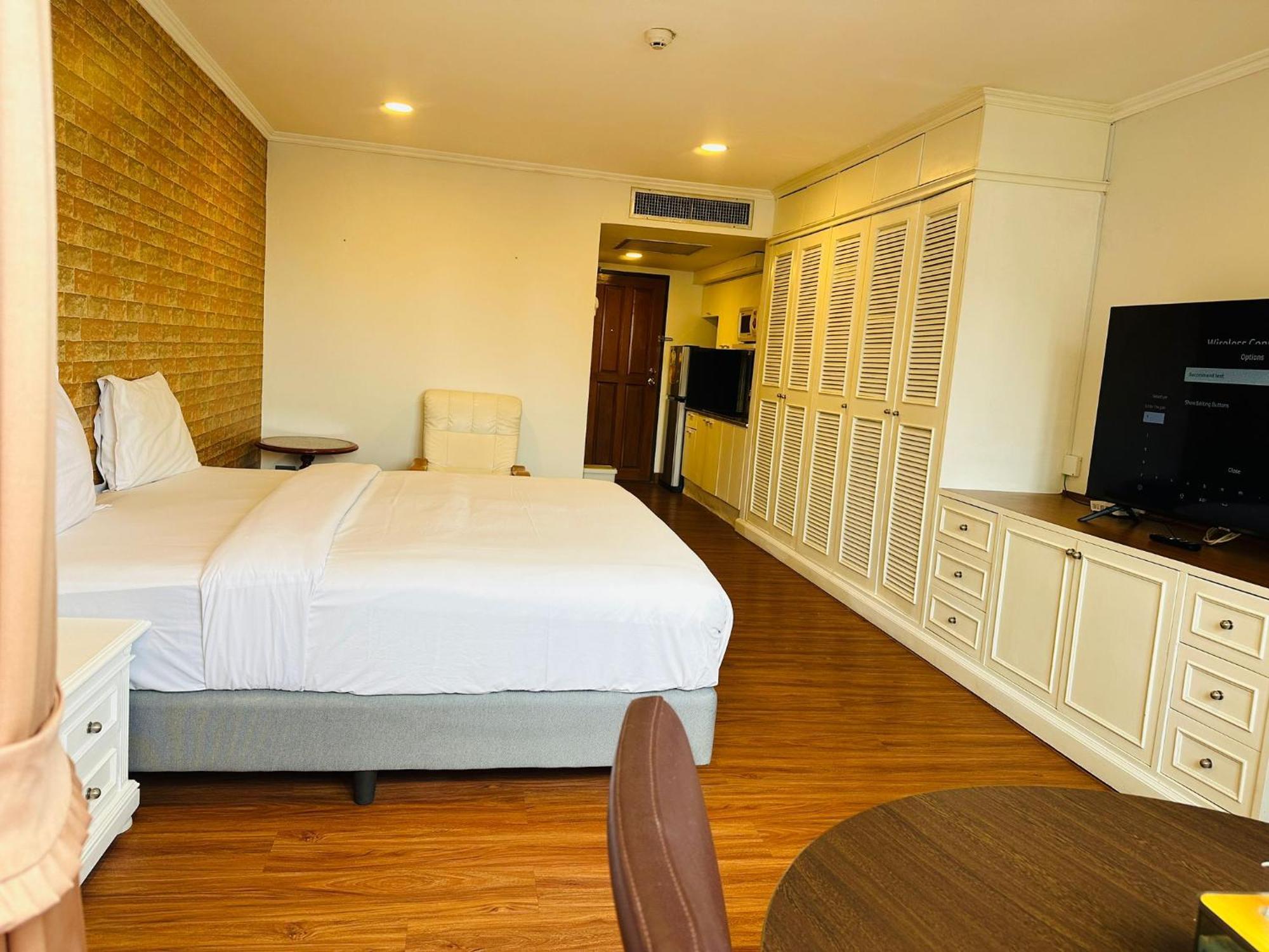 Affordable Serviced Apartments In Nana Omni Tower - Prime Sukhumvit Location 방콕 외부 사진