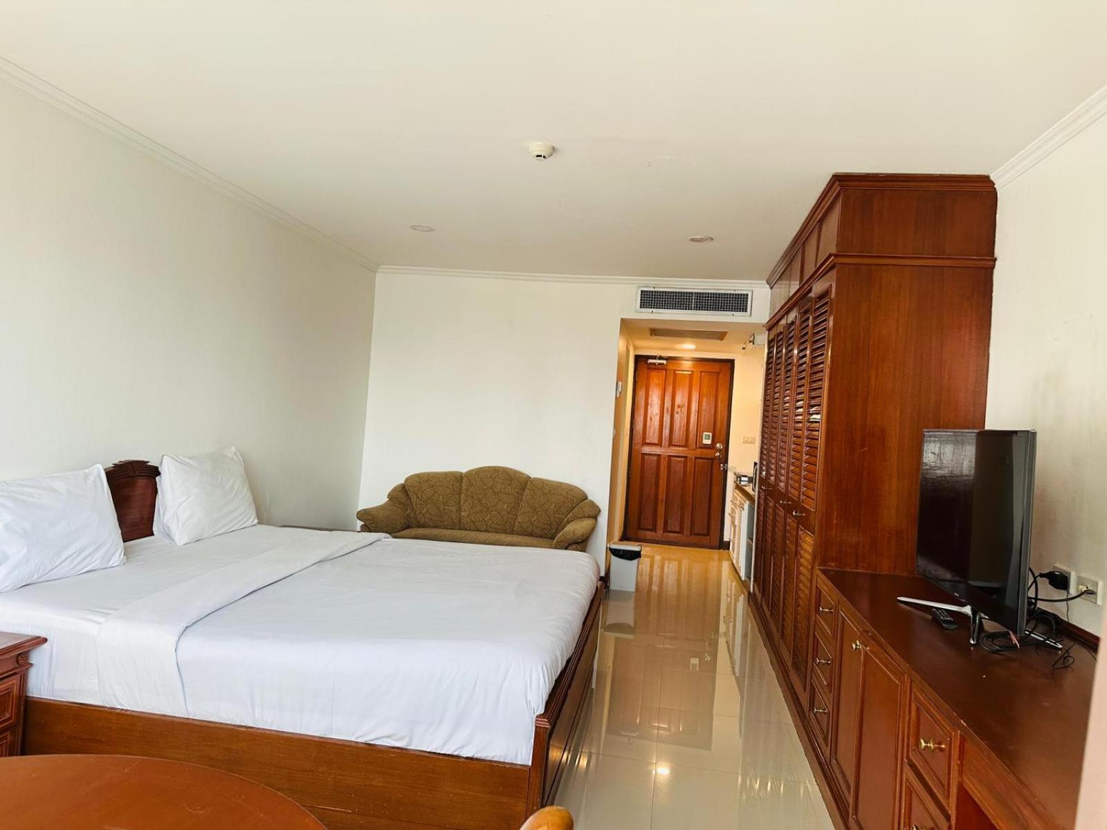 Affordable Serviced Apartments In Nana Omni Tower - Prime Sukhumvit Location 방콕 외부 사진