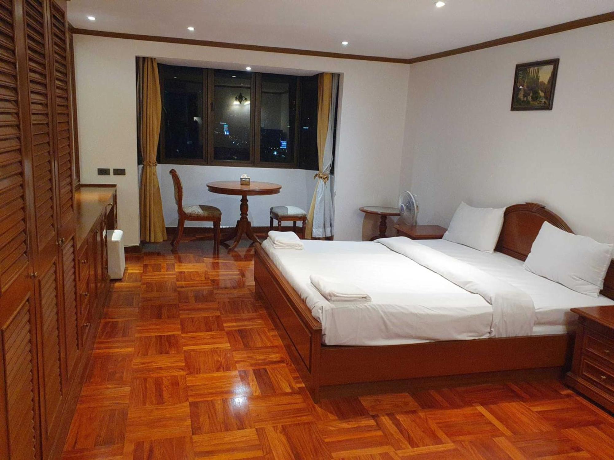 Affordable Serviced Apartments In Nana Omni Tower - Prime Sukhumvit Location 방콕 외부 사진