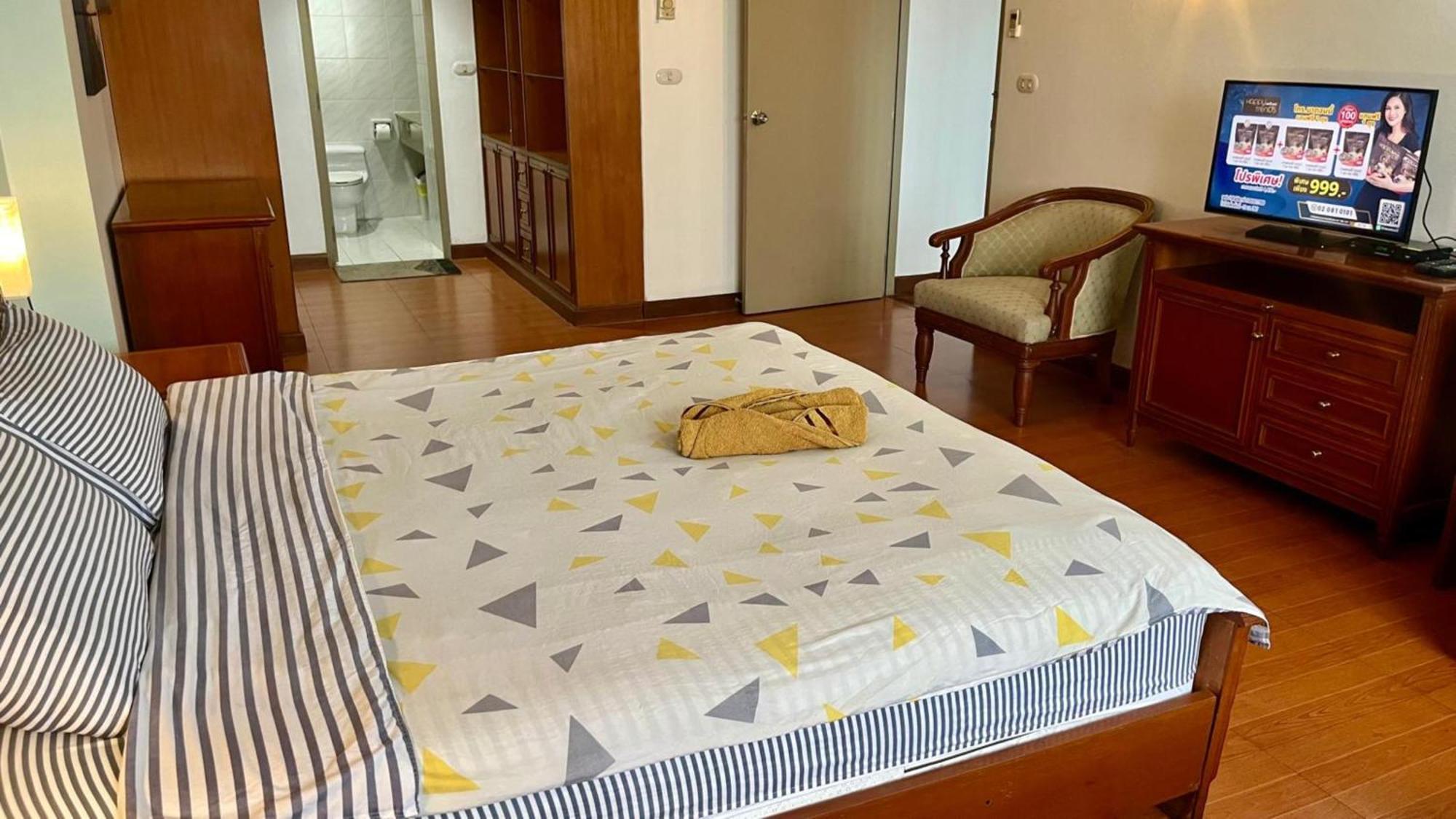 Affordable Serviced Apartments In Nana Omni Tower - Prime Sukhumvit Location 방콕 외부 사진