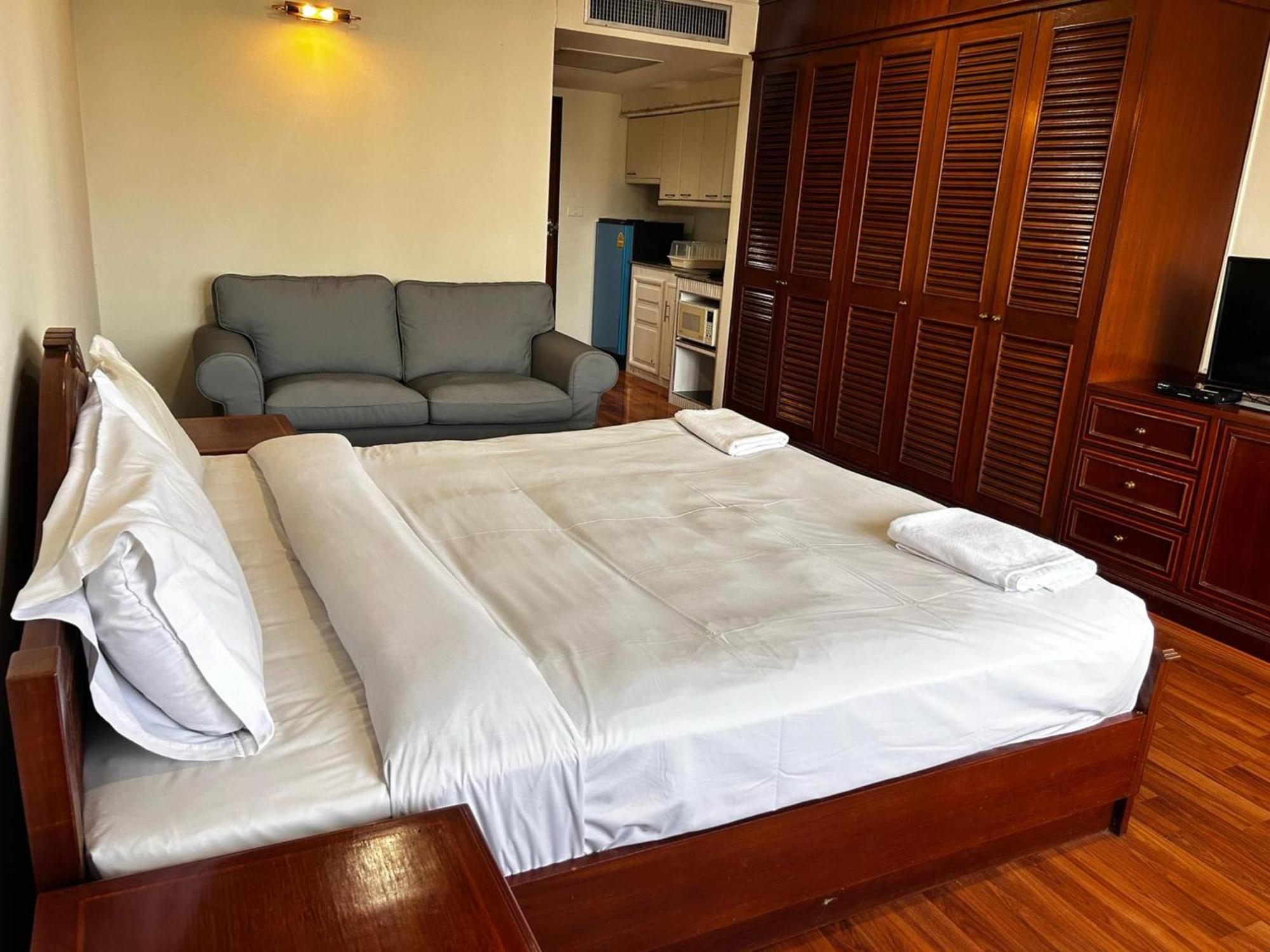 Affordable Serviced Apartments In Nana Omni Tower - Prime Sukhumvit Location 방콕 외부 사진