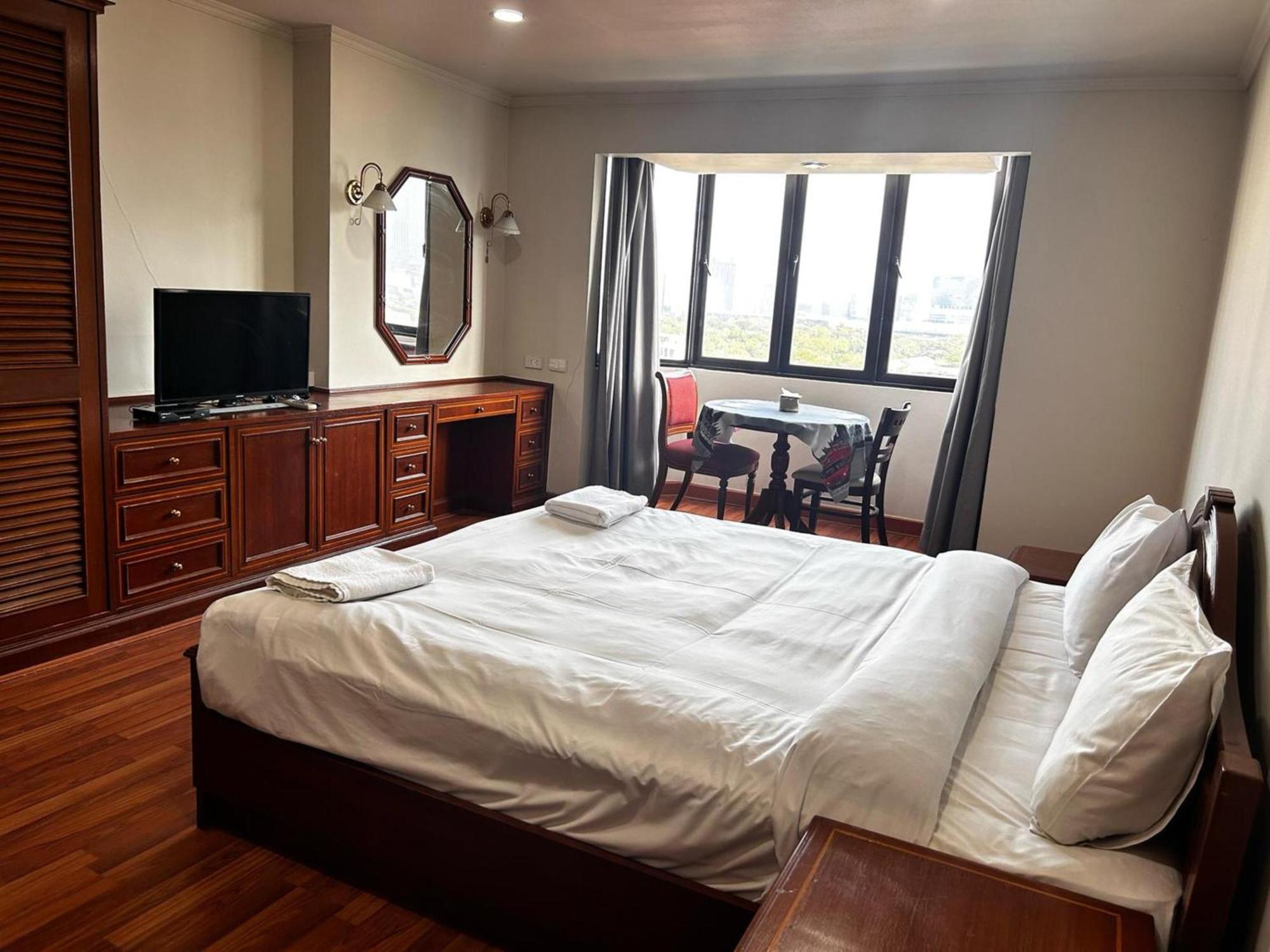 Affordable Serviced Apartments In Nana Omni Tower - Prime Sukhumvit Location 방콕 외부 사진